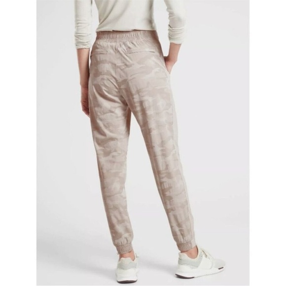 ATHLETA Brooklyn Camo Jogger Pants Elastic Waistband Abalone Beige Womens 4 - Picture 4 of 10